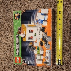 Lego Minecraft The Skull Arena 21145